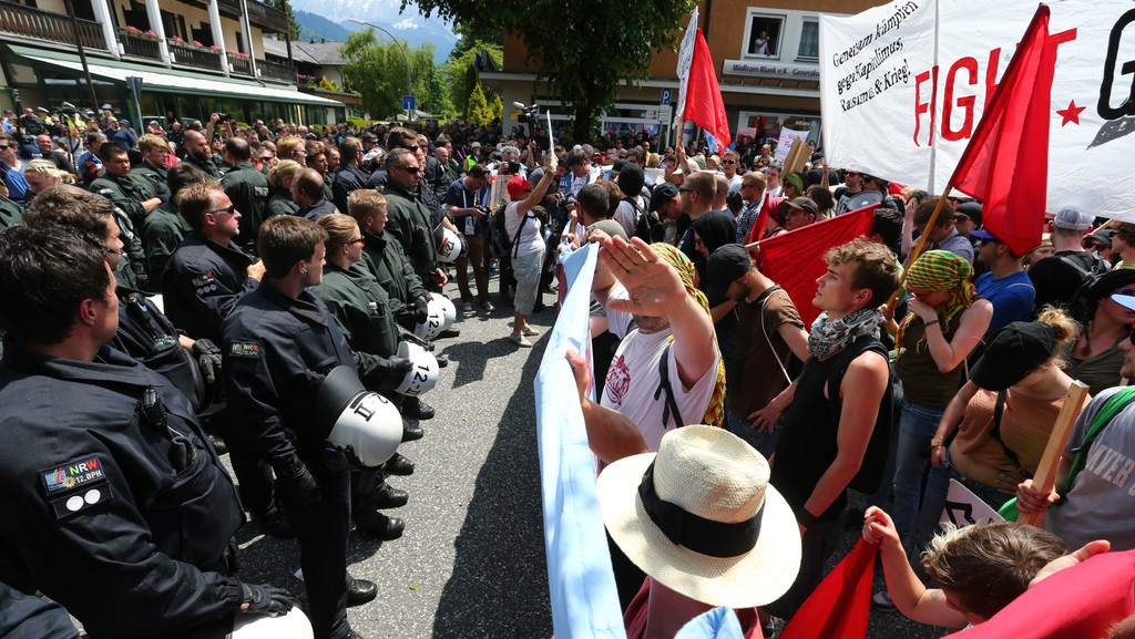 Archivbild: Beim G7-Gipfel im Jahr 2015 stehen sich Polizei und Demonstranten gegenüber. 