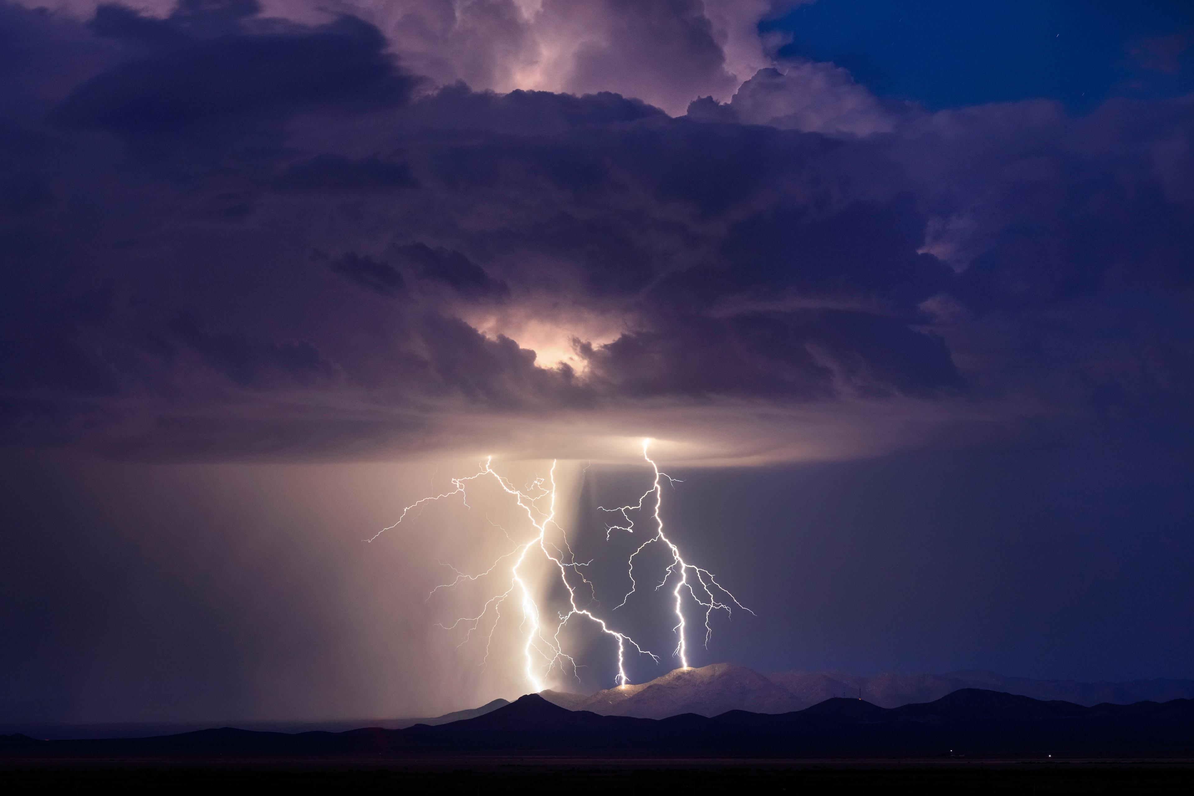 Spektakuläre Blitzaufnahme bei einem Gewitter über Arizona/USA.
