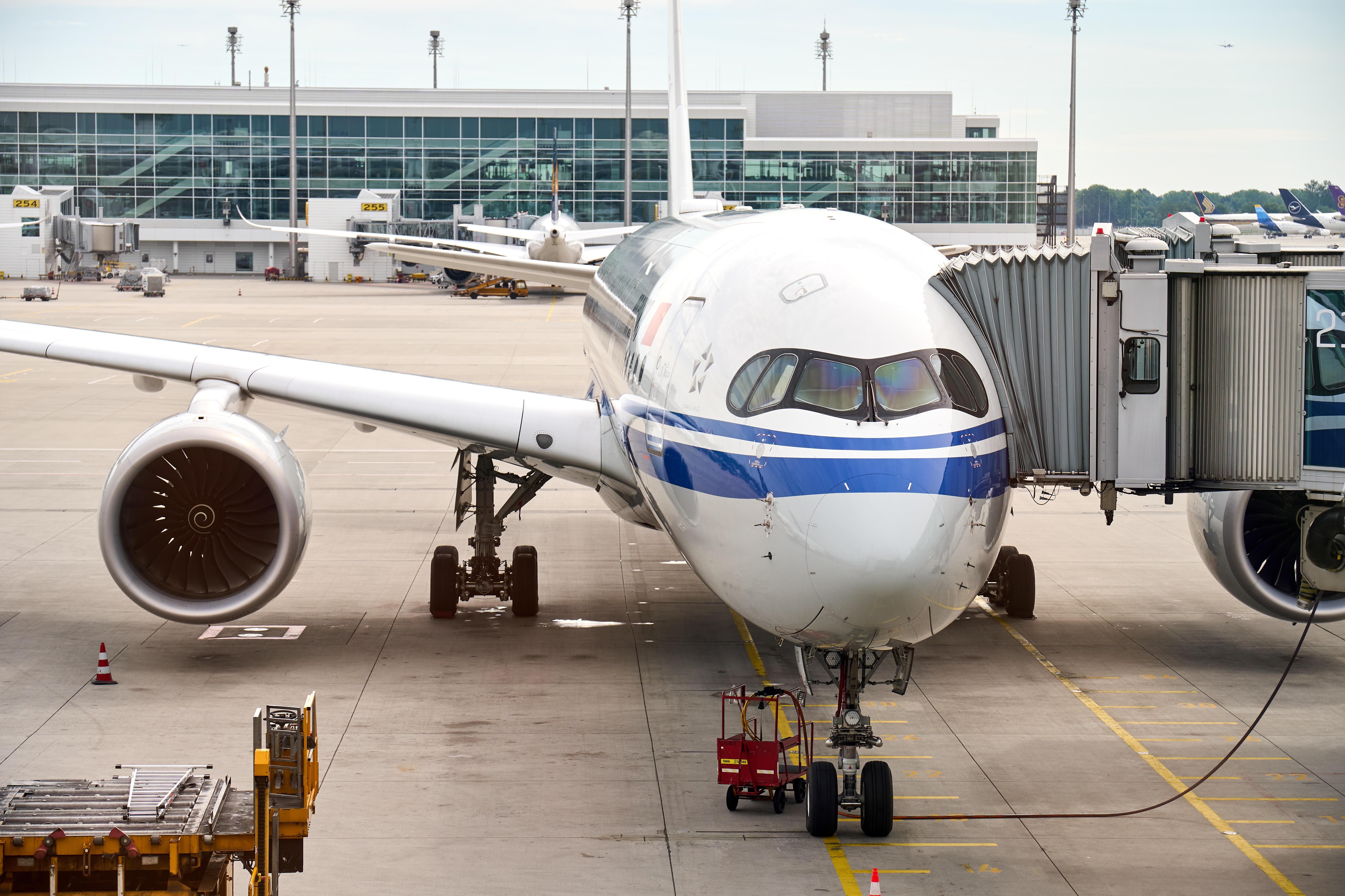 Ein Flugzeug am Gate, bereit zum Boarding.