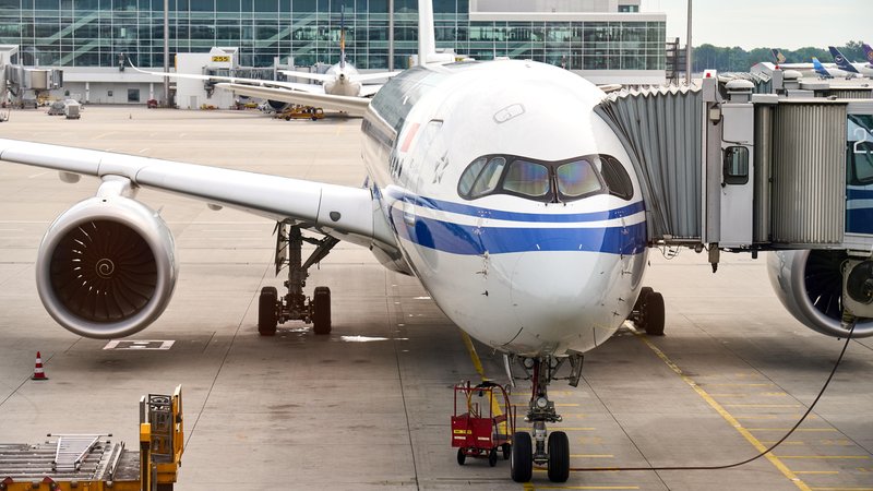 Ein Flugzeug am Gate, bereit zum Boarding. | Bild: picture alliance / CHROMORANGE | MICHAEL BIHLMAYER Ein Flugzeug am Gate, bereit zum Boarding.