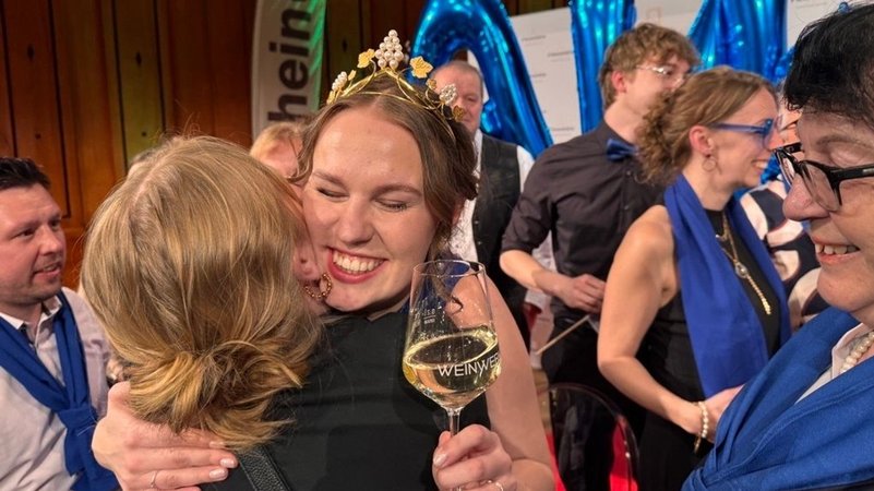 Angelina Seiler ist die neue Fränkische Weinkönigin. | Bild: Josef Lindner/BR Angelina Seiler ist die neue Fränkische Weinkönigin.