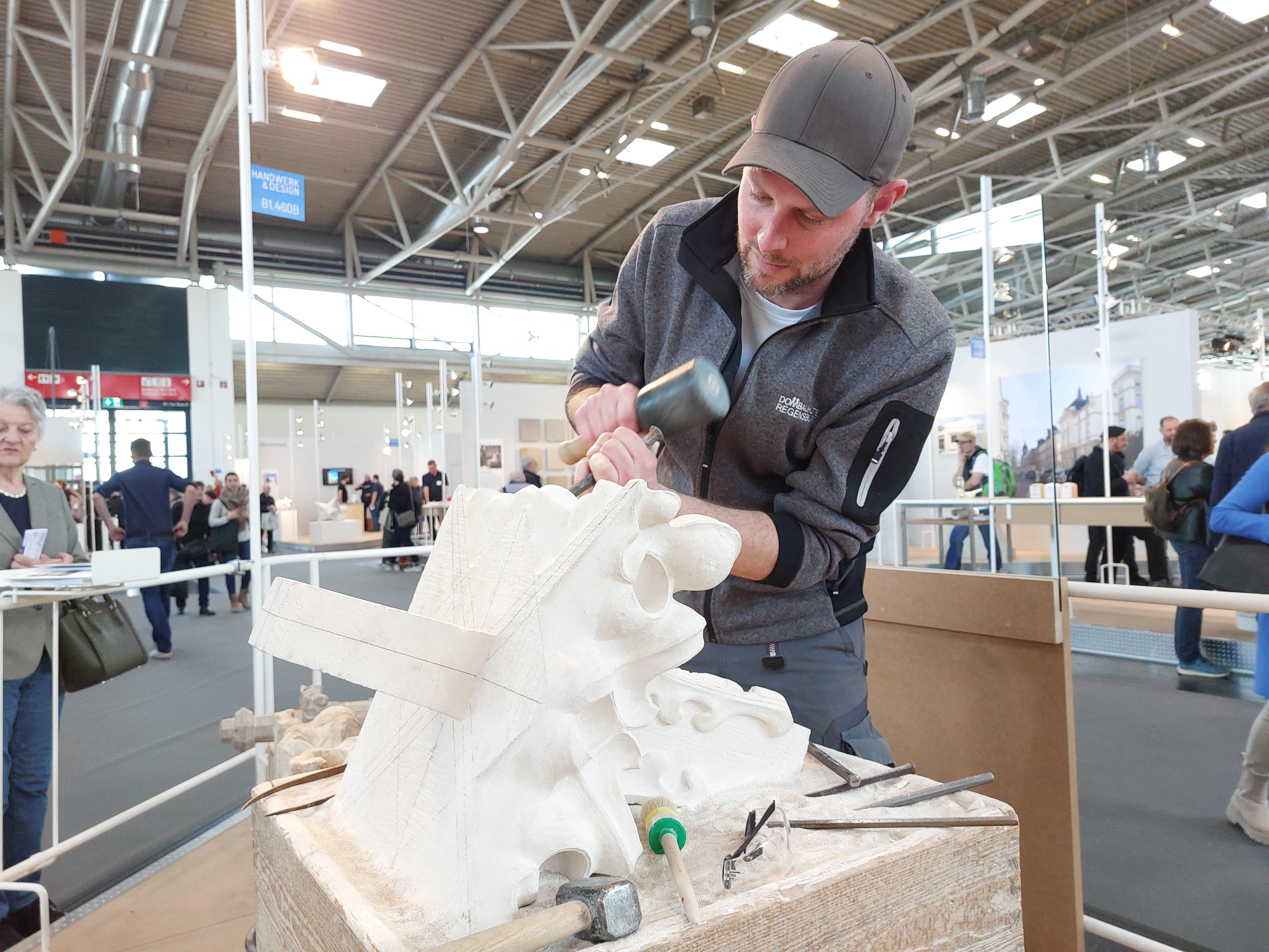 Steinmetz Stegerer bei der Arbeit