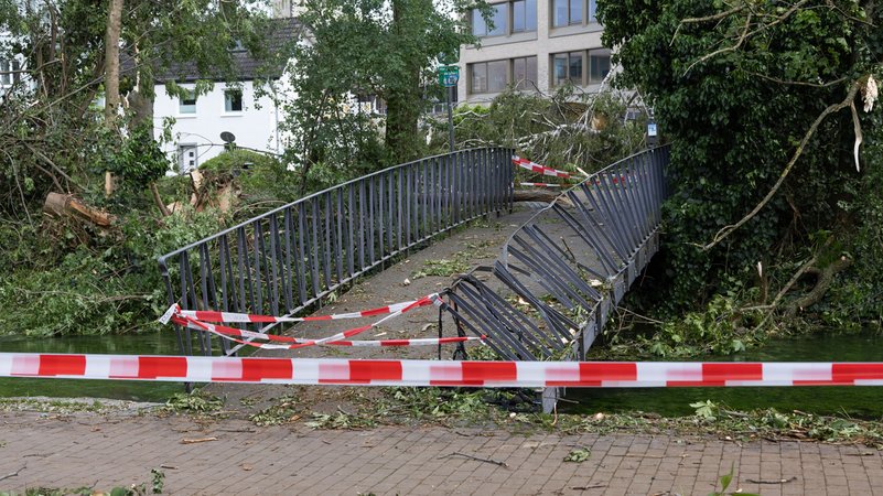 In Paderborn hat ein Tornado schwere Schäden angerichtet - hier eine zerstörte Fußgängerbrücke.