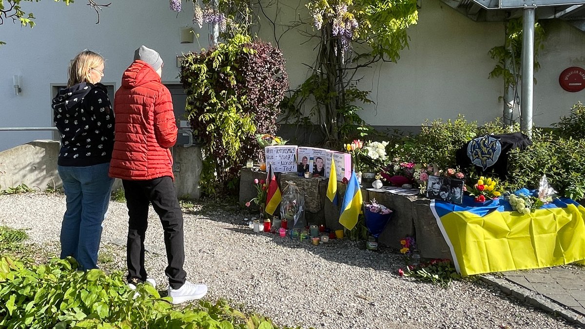 Menschen gedenken der Opfer von Murnau