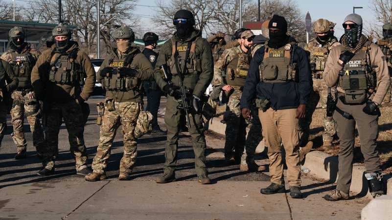 (Archivbild) US-Bundeagenten in Minneapolis | Bild: picture alliance / Sipa USA | Cristina Matuozzi (Archivbild) US-Bundeagenten in Minneapolis