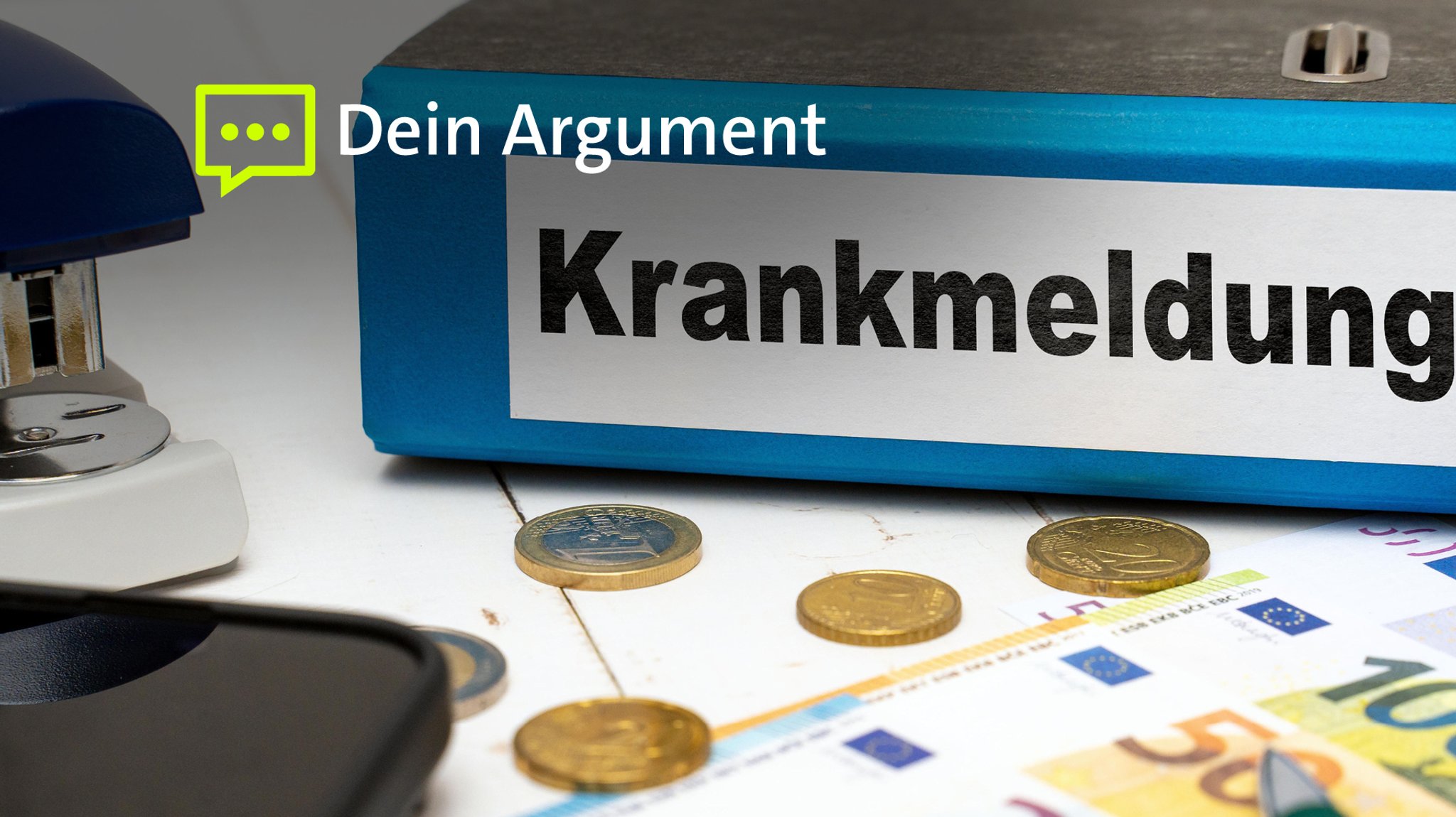 Ordner mit Krankmeldung, daneben Geld. 