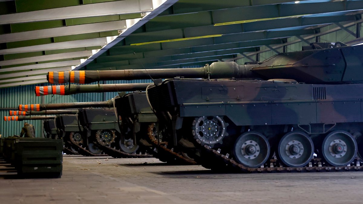 Mehrere Leopard 2 A6 Kampfpanzer