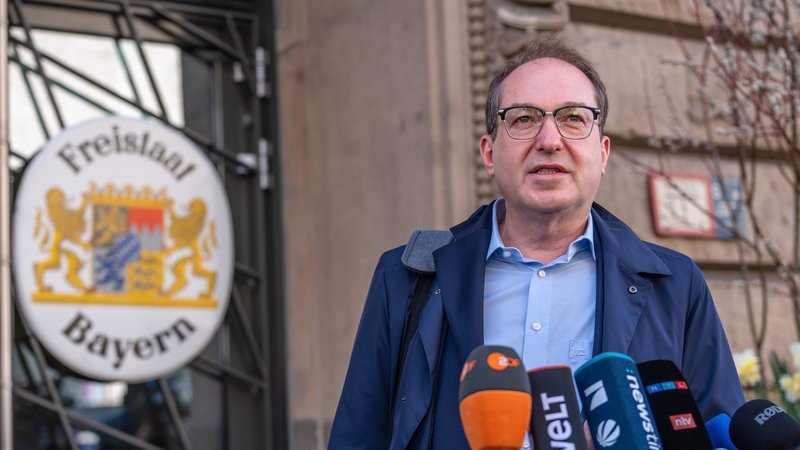 Der künftige Innenminister Alexander Dobrindt steht vor Mikrofonen, im Hintergrund ein Schild mit der Aufschrift "Freistaat Bayern" | Bild: dpa-Bildfunk/Michael Kappeler Der künftige Innenminister Alexander Dobrindt steht vor Mikrofonen, im Hintergrund ein Schild mit der Aufschrift "Freistaat Bayern"