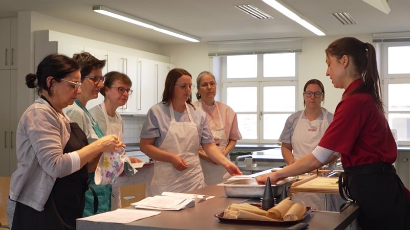 Bei der Ausbildung zur Fachkraft für Ernährung und Haushaltsführung an der Landwirtschaftsschule Kitzingen | Bild: BR / Cosima Martin Bei der Ausbildung zur Fachkraft für Ernährung und Haushaltsführung an der Landwirtschaftsschule Kitzingen