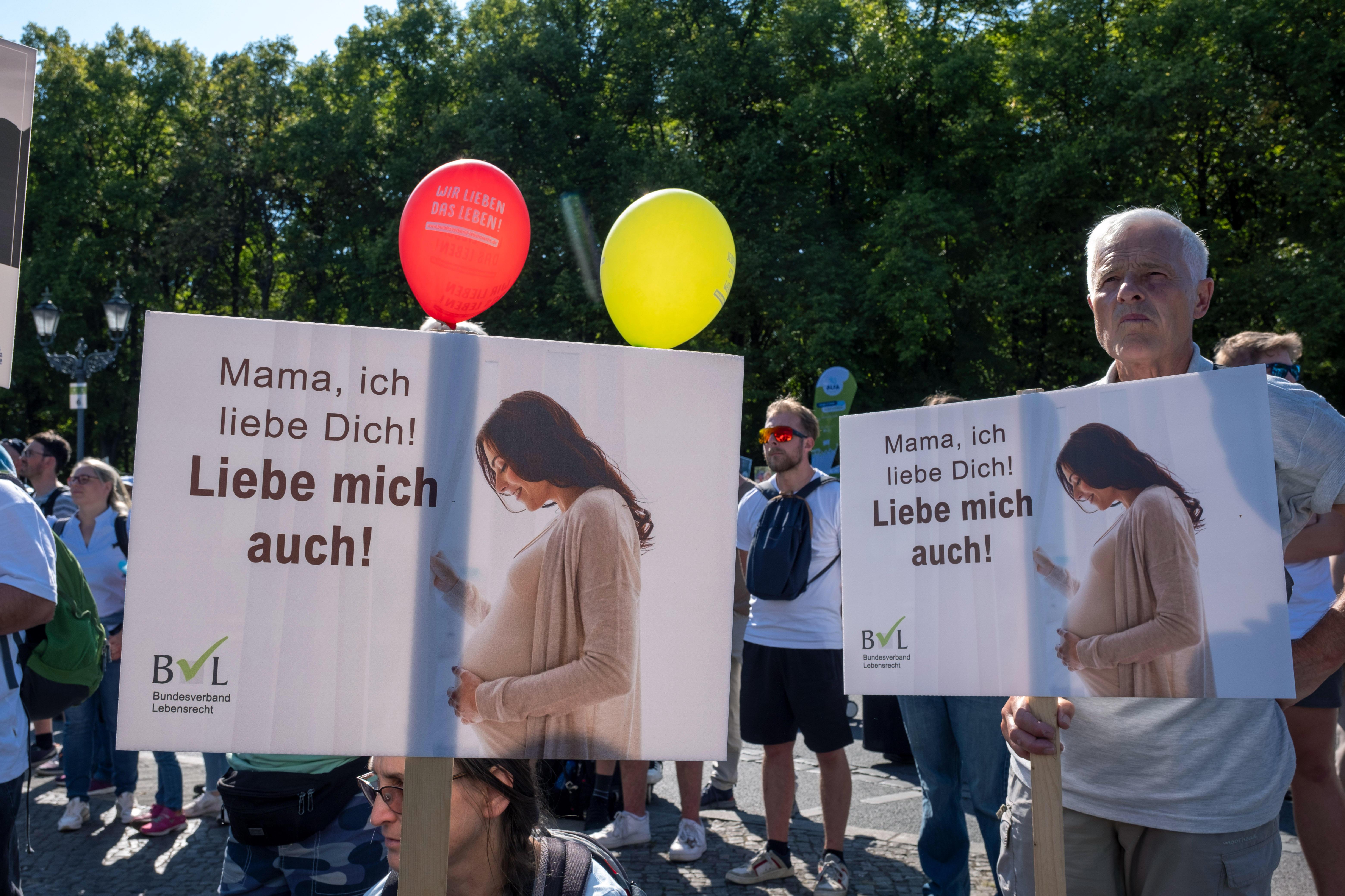 Symbolbild: Abtreibungsgegner demonstrieren am 16.09.2023 im Zentrum Berlins für einen unbedingten Lebensschutz.