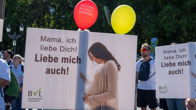 Symbolbild: Abtreibungsgegner demonstrieren am 16.09.2023 im Zentrum Berlins für einen unbedingten Lebensschutz.