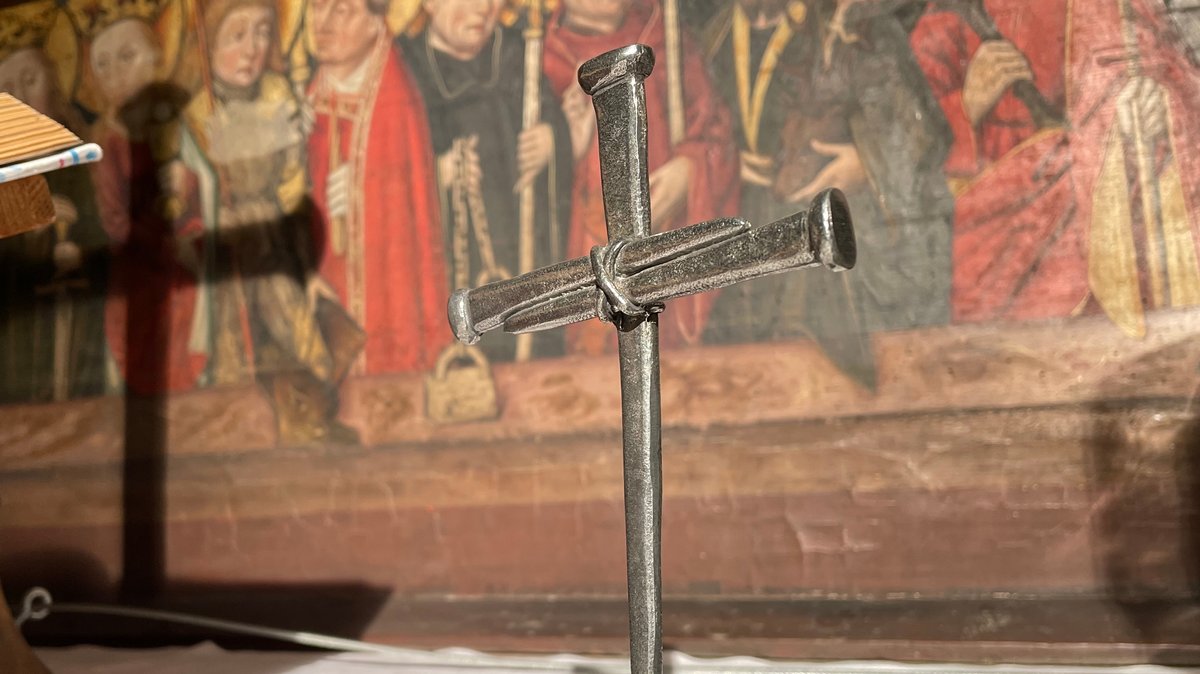 Eine Kopie des Nagelkreuzes von Coventry, geschmiedet aus Dachbodennägeln der zerstörten Kathedrale in der St. Andreaskirche in Weißenburg.