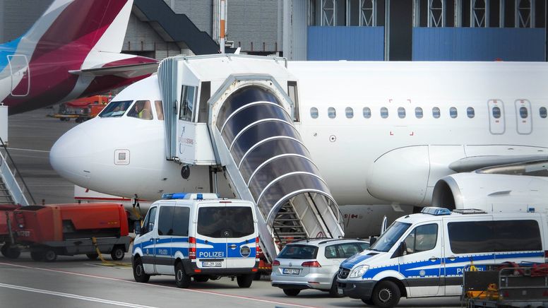 Bundespolizei sichert Abschiebung von Flüchtlingen (Symbolbild) | Bild:picture alliance / ABB | 