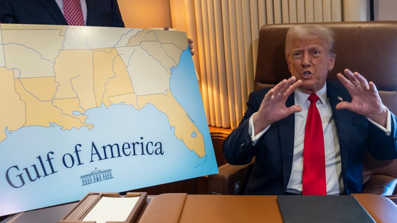 Präsident Trump proklamiert "Golf von Amerika" | Bild: dpa-Bildfunk/Ben Curtis Präsident Trump proklamiert "Golf von Amerika"