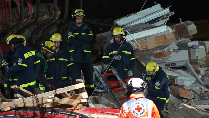 In Rettenbach ziehen Einsatzkräfte Toten aus Trümmern