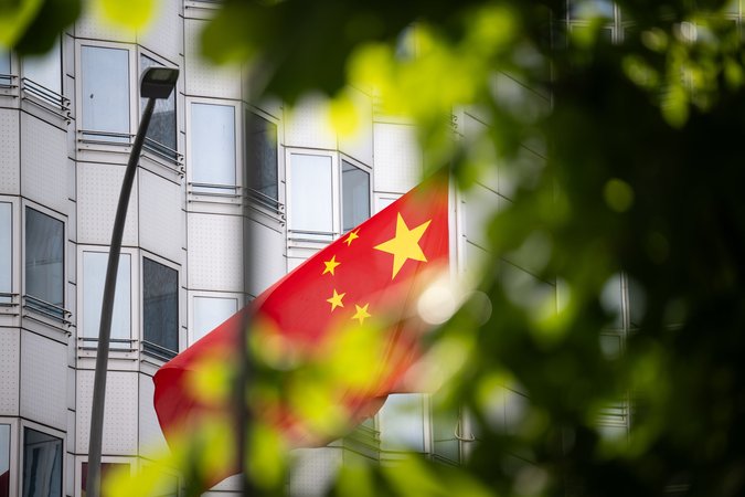 22.04.2024, Berlin: Ein chinesische Flagge weht vor der Botschaft von China in Berlin. Drei Deutsche sind wegen mutmaßlicher Spionage für China festgenommen worden. Foto: Hannes P. Albert/dpa +++ dpa-Bildfunk +++