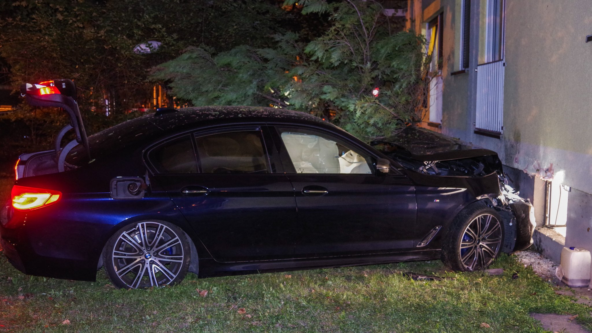 Zwei Autos liefern sich München ein Wettrennen. Bei der Verfolgung durch die Polizei krachte ein Auto gegen eine Hauswand.