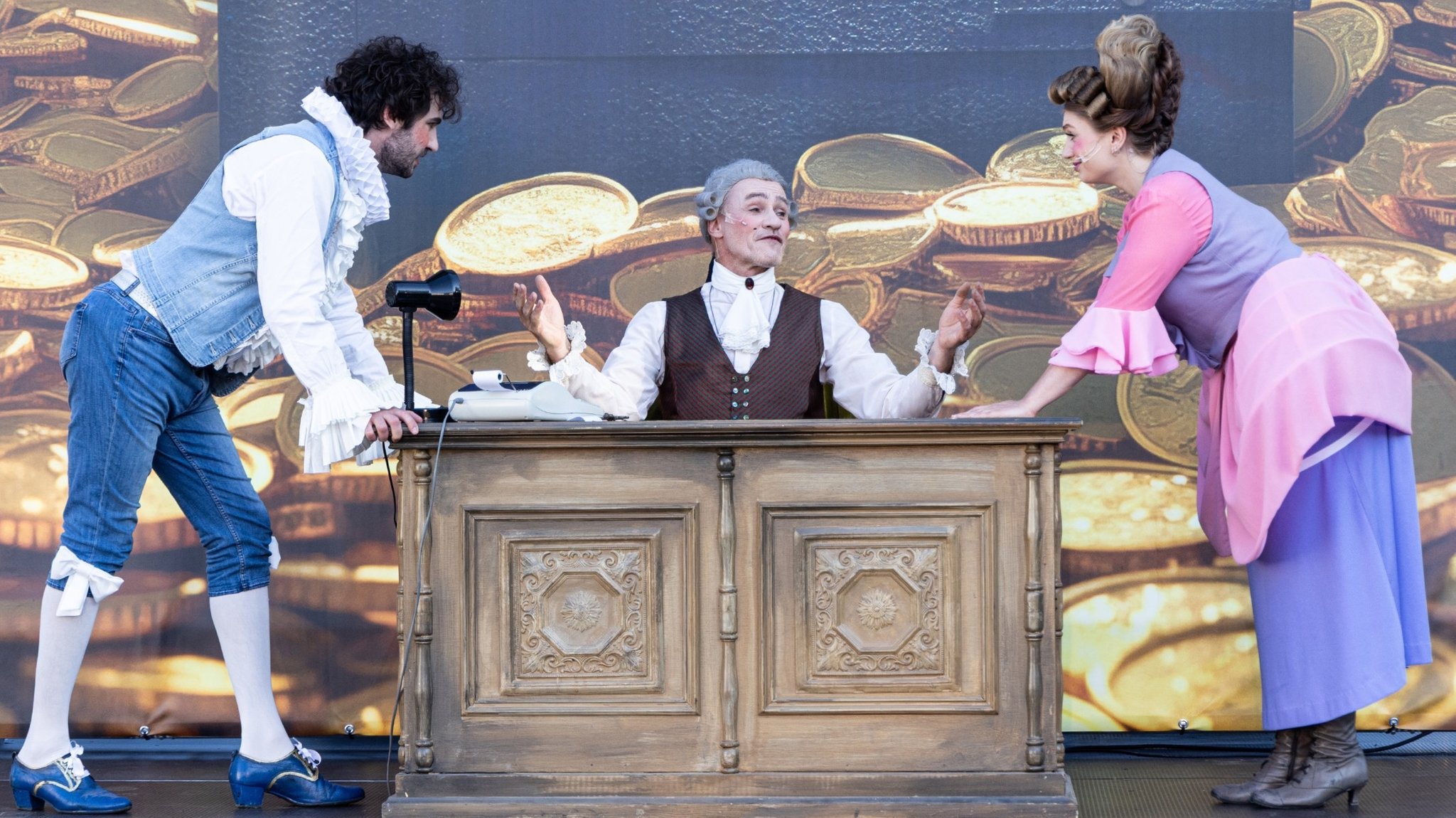 Der Geizige am Schreibtisch | Bild: Sebastian C. Hoffmann/Theater an der Rott Der Geizige am Schreibtisch