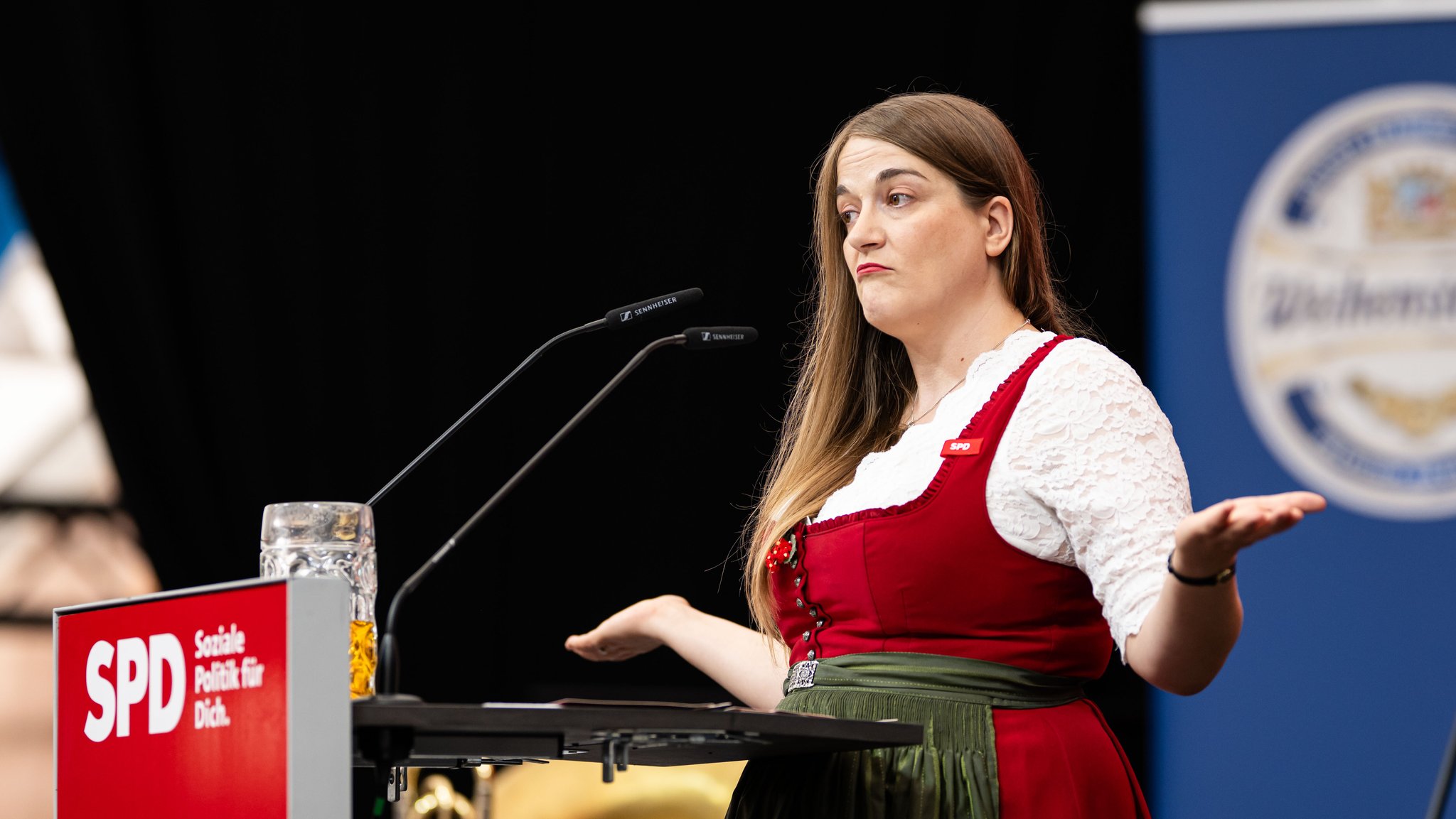 Ronja Endres, Landesvorsitzende der Bayern-SPD Bayern, spricht beim Politischen Frühschoppen auf dem Volksfest Gillamoos | Bild: Bayerischer Rundfunk 2025 Ronja Endres, Landesvorsitzende der Bayern-SPD Bayern, spricht beim Politischen Frühschoppen auf dem Volksfest Gillamoos