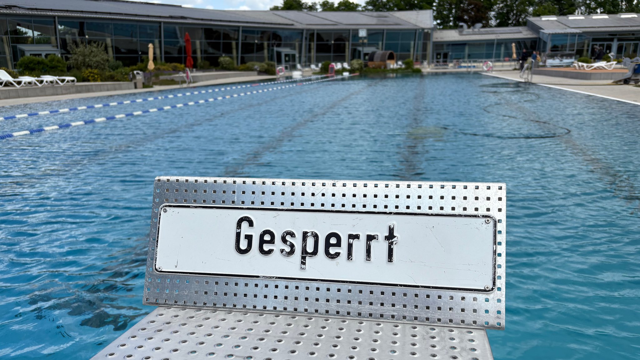 Schwimmerbecken in Freibad ist gesperrt. | Bild: BR/Tobias Burkert Schwimmerbecken in Freibad ist gesperrt.