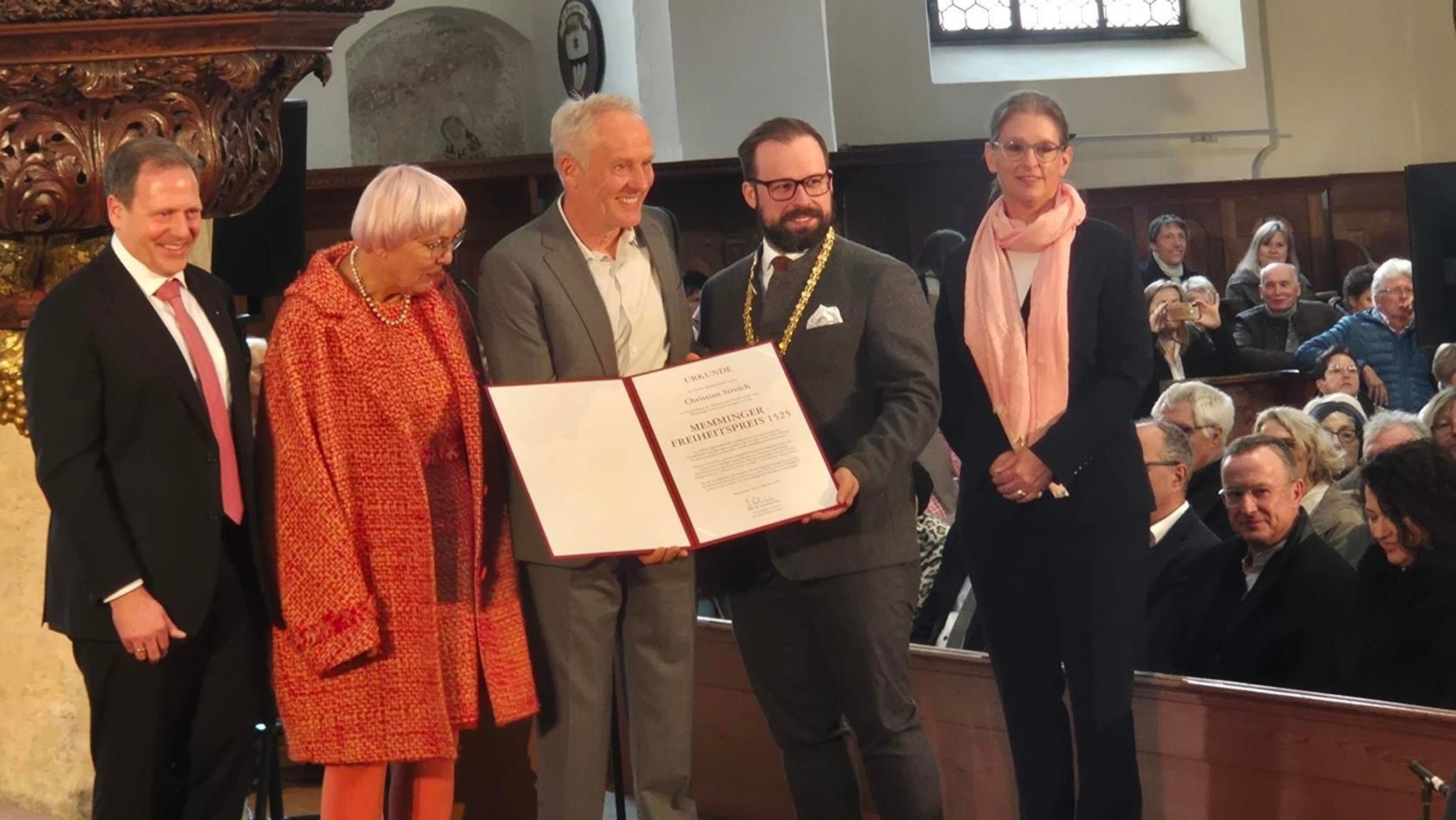 Der frisch gebackene Friedenspreisträger Christian Streich (Mitte) in Memmingen.
