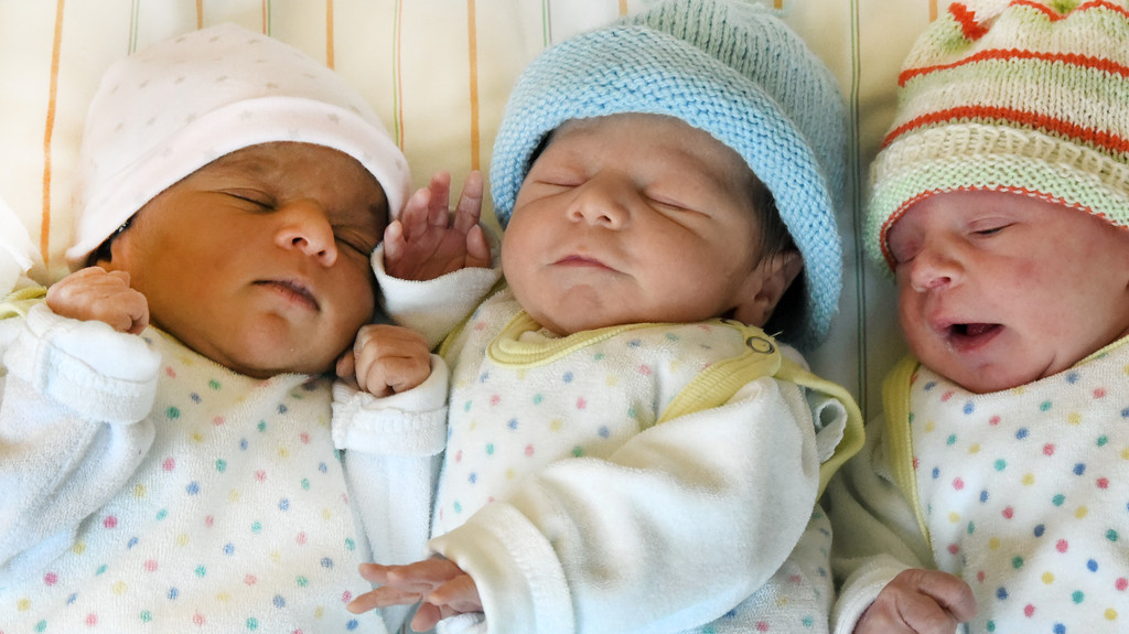 Drei Neugeborene liegen in einem Krankenhaus nebeneinander 