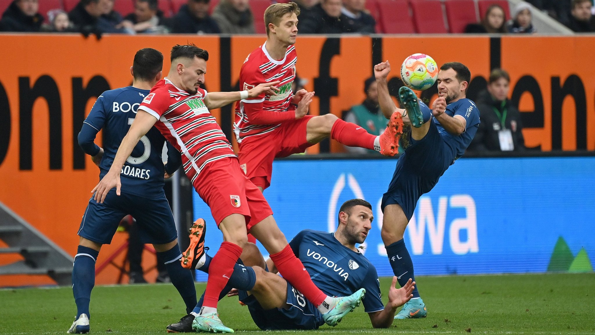 Augsburger und Bochumer Spieler kämpfen um den Ball.