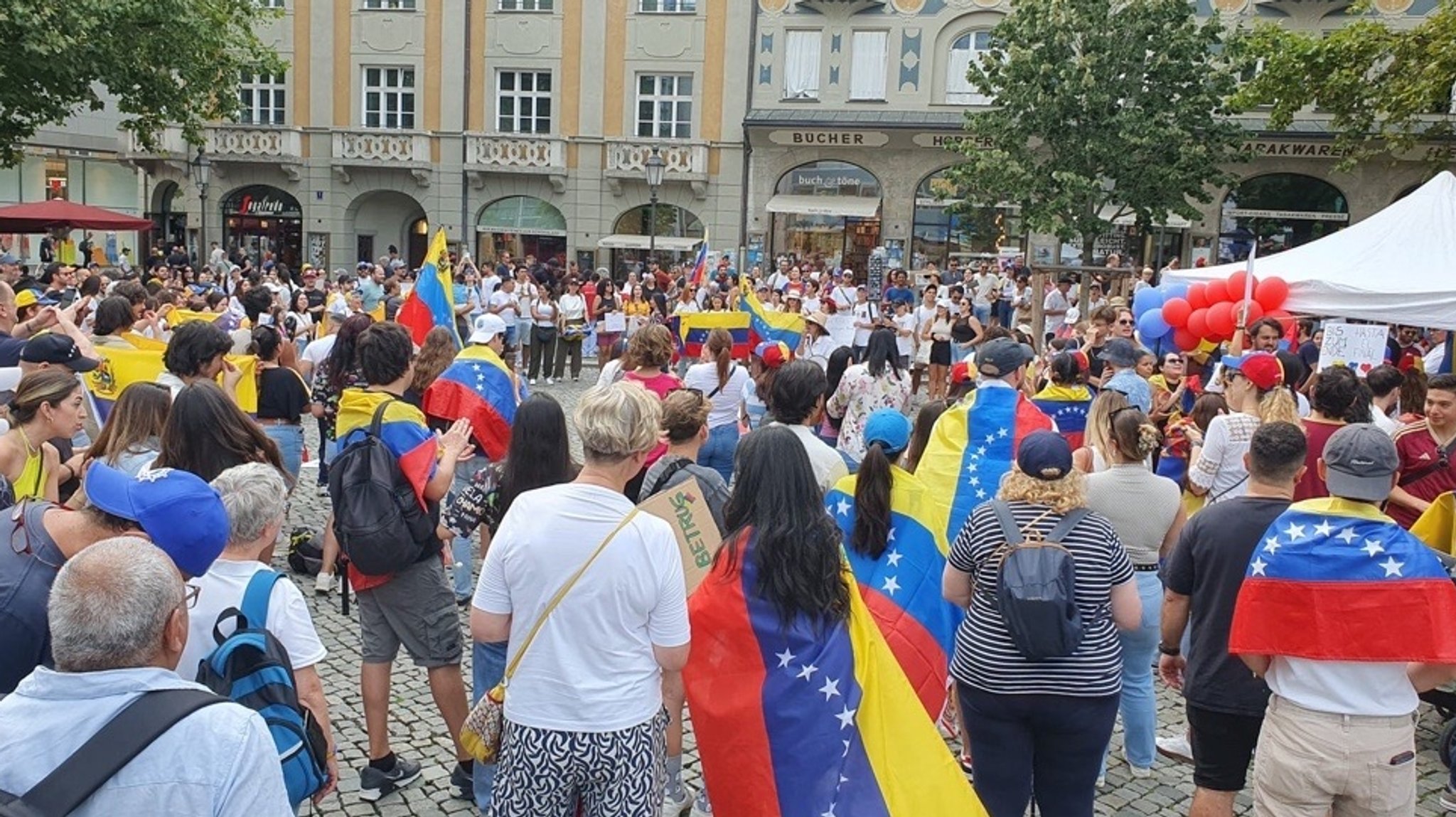 Menschen gehen in München aus Solidarität mit Venezuela auf die Straße