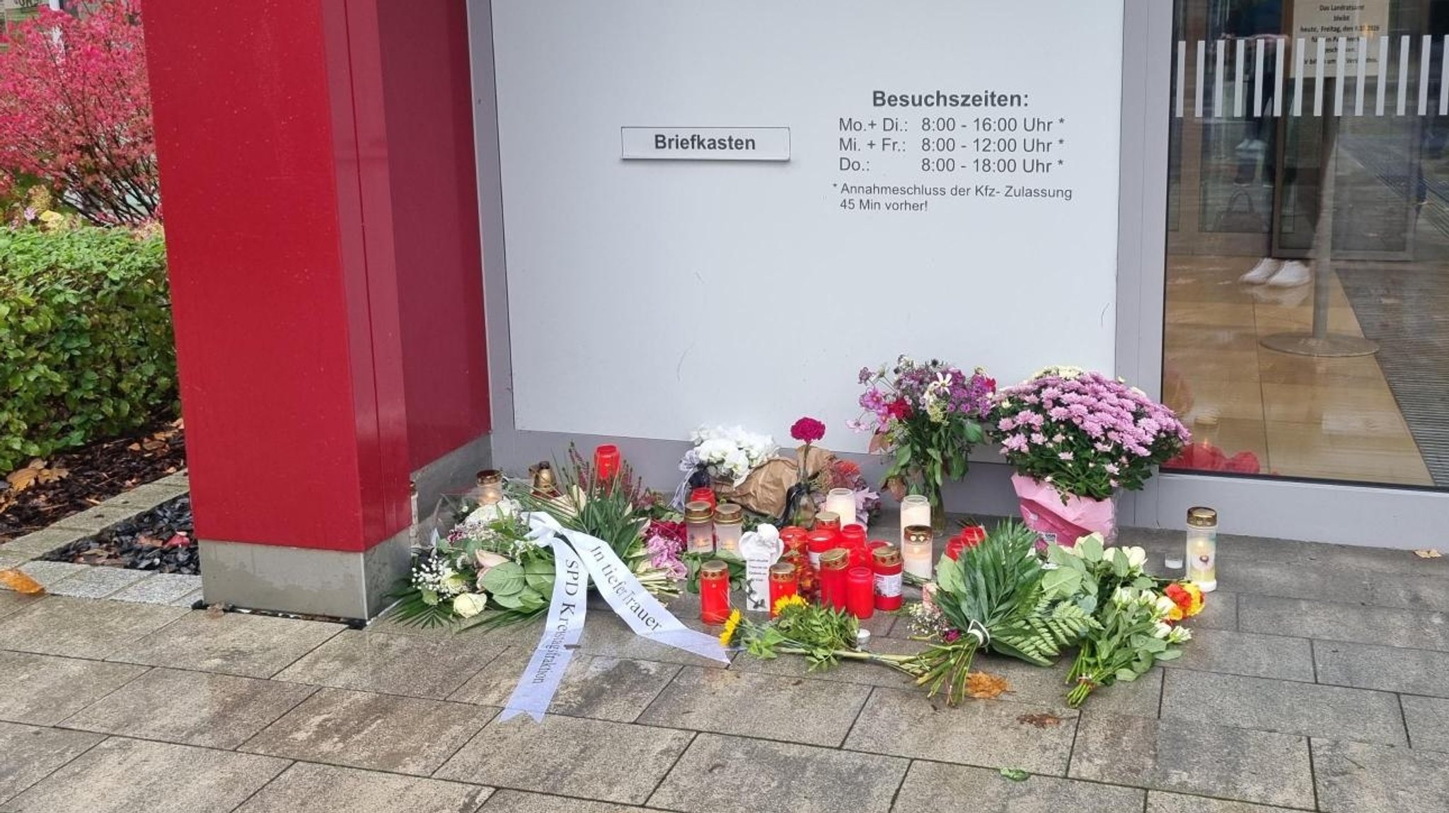 Blumen vor dem Landratsamt in Neumarkt in der Oberpfalz - zwei Tage nach den tödlichen Schüssen auf zwei Mitarbeiter. | Bild: Marcel Kehrer/BR Blumen vor dem Landratsamt in Neumarkt in der Oberpfalz - zwei Tage nach den tödlichen Schüssen auf zwei Mitarbeiter.