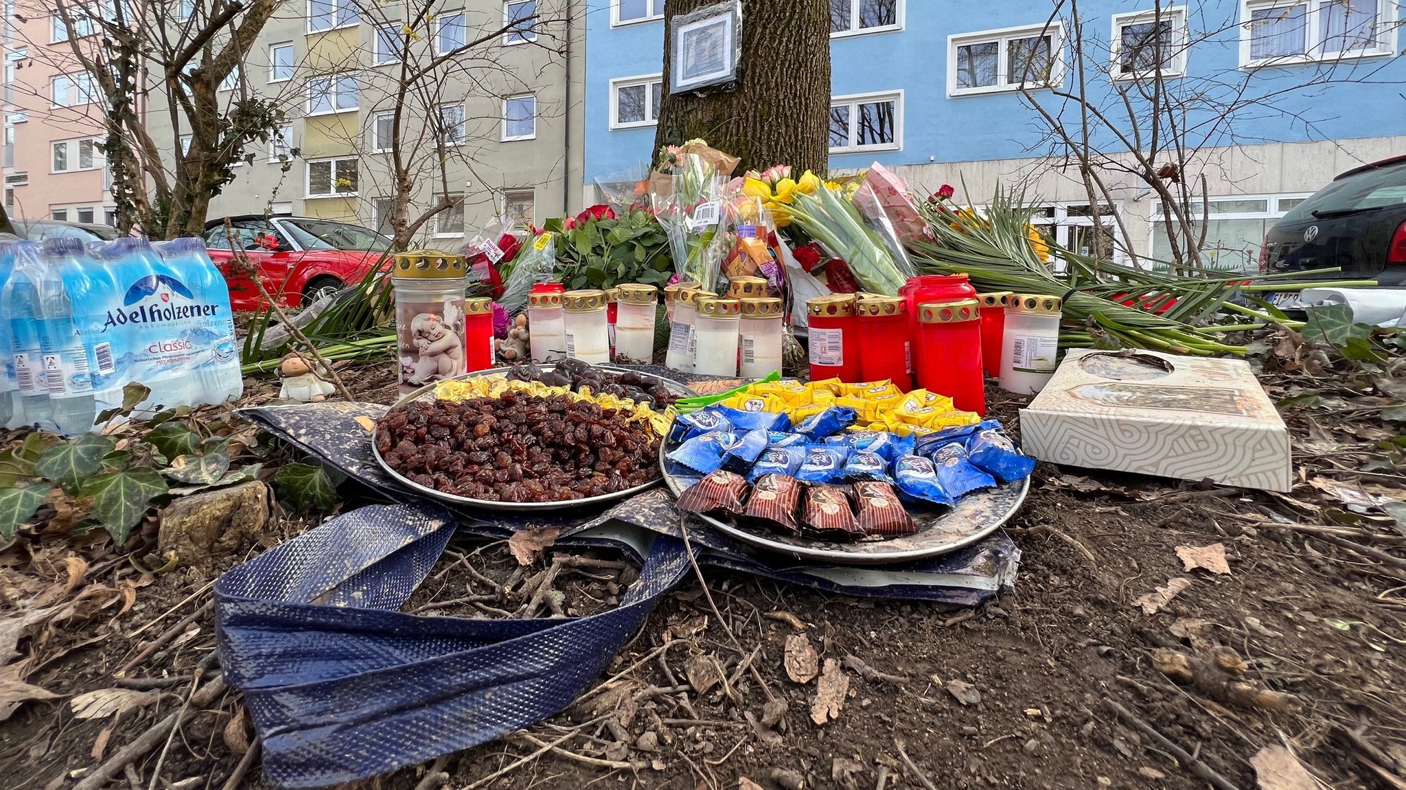 Blumen und Süßigkeiten am Tatort.