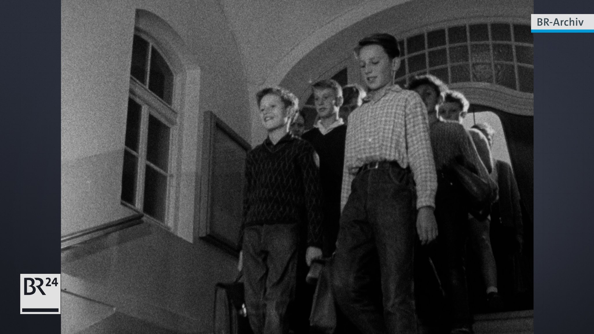 Schüler in Zweier-Reihen beim Herabgehen einer Treppe
