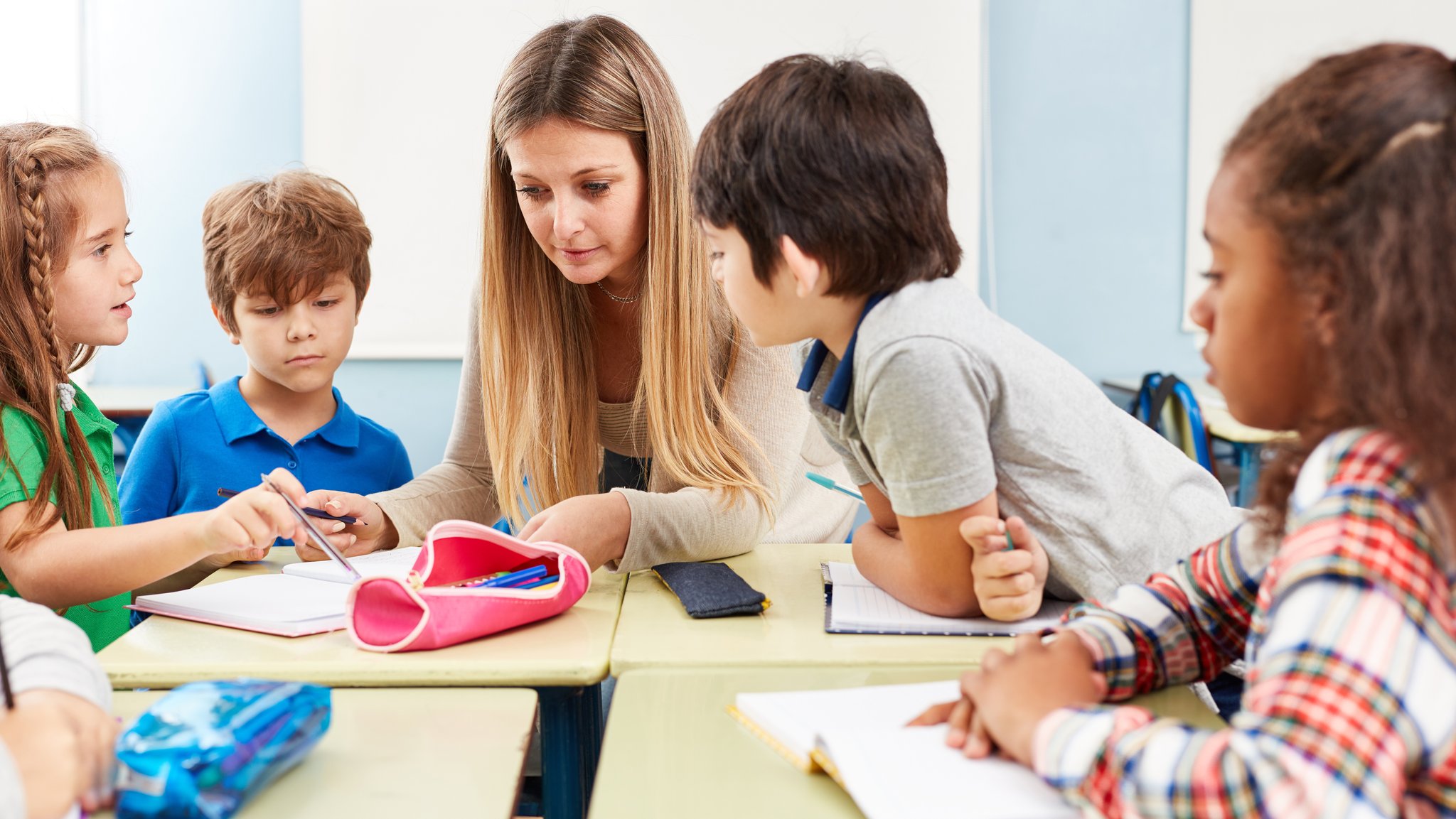 (Symbolbild) Lehrerin hilft bei Hausaufgaben | Bild: stock.adobe.com/Robert Kneschke (Symbolbild) Lehrerin hilft bei Hausaufgaben