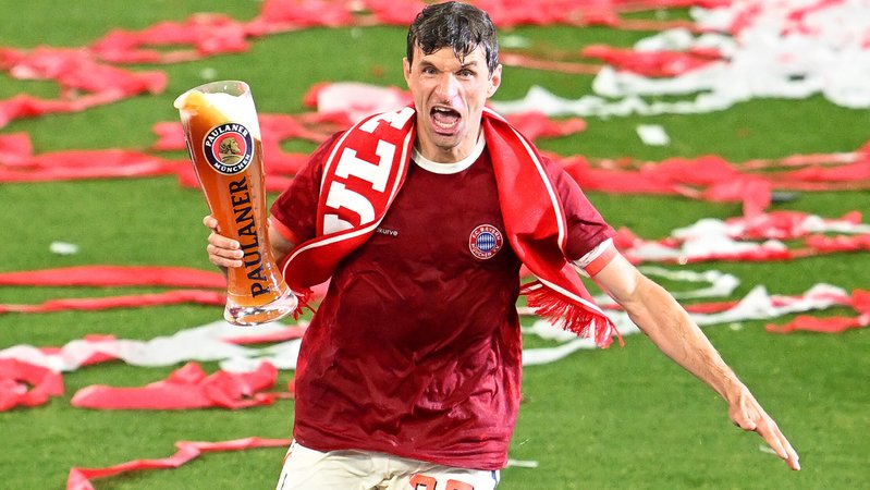 Thomas Müller mit Meister-Weißbier | Bild: picture-alliance/dpa Thomas Müller mit Meister-Weißbier