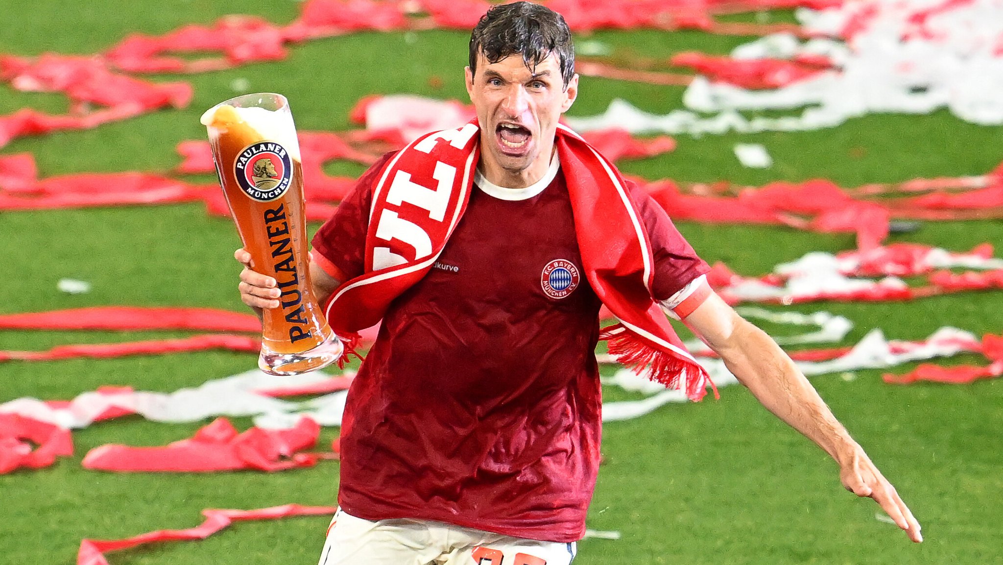 Thomas Müller mit Meister-Weißbier