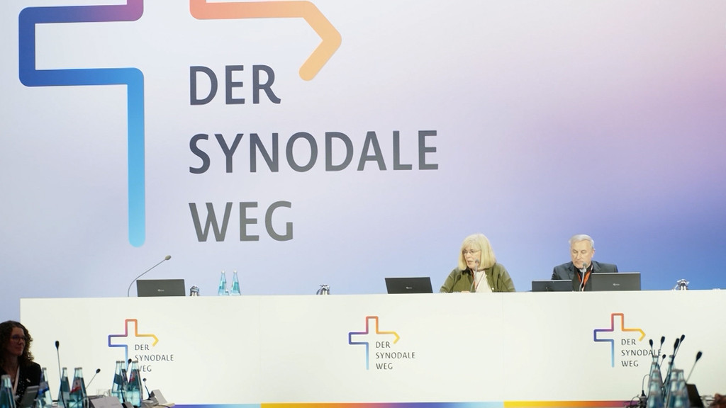 Die Synodalversammlung zur Reform der katholischen Kirche hat am Freitag in Frankfurt am Main offizielle Segensfeiern für homosexuelle Paare beschlossen. 