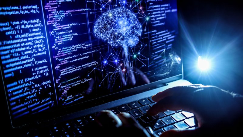 Eine Person arbeitet am Rechner, auf dessen Bildschirm ein durch Künstliche Intelligenz generiertes Illustrationsbild mit Code verschiedener Programmiersprachen und einem neuronalen Netzwerk-Diagramm zu sehen ist. | Bild: picture alliance/dpa | Oliver Berg Eine Person arbeitet am Rechner, auf dessen Bildschirm ein durch Künstliche Intelligenz generiertes Illustrationsbild mit Code verschiedener Programmiersprachen und einem neuronalen Netzwerk-Diagramm zu sehen ist.
