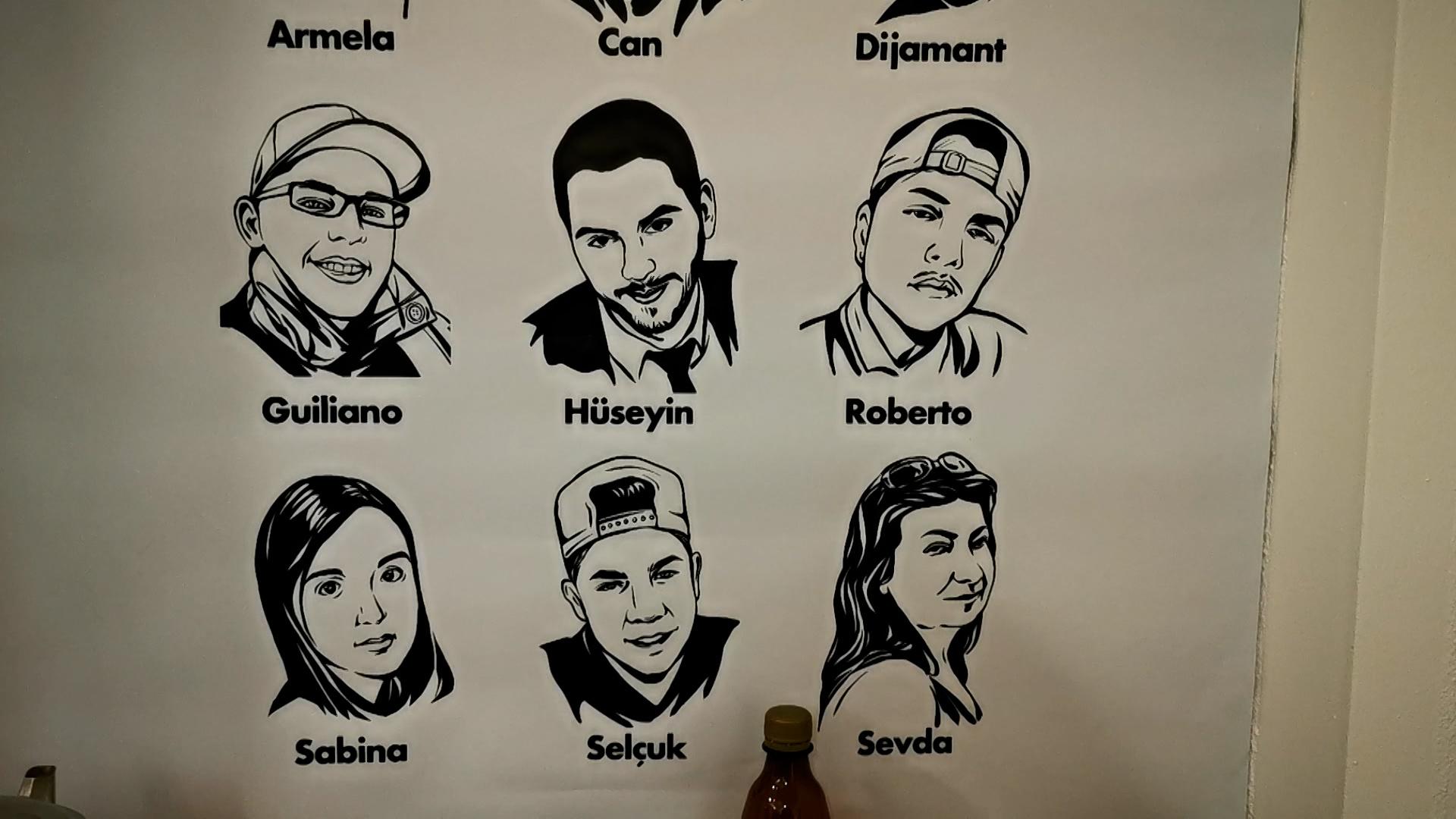 Fotos der getöteten Jugendlichen an den Wänden des Gedenkraumes