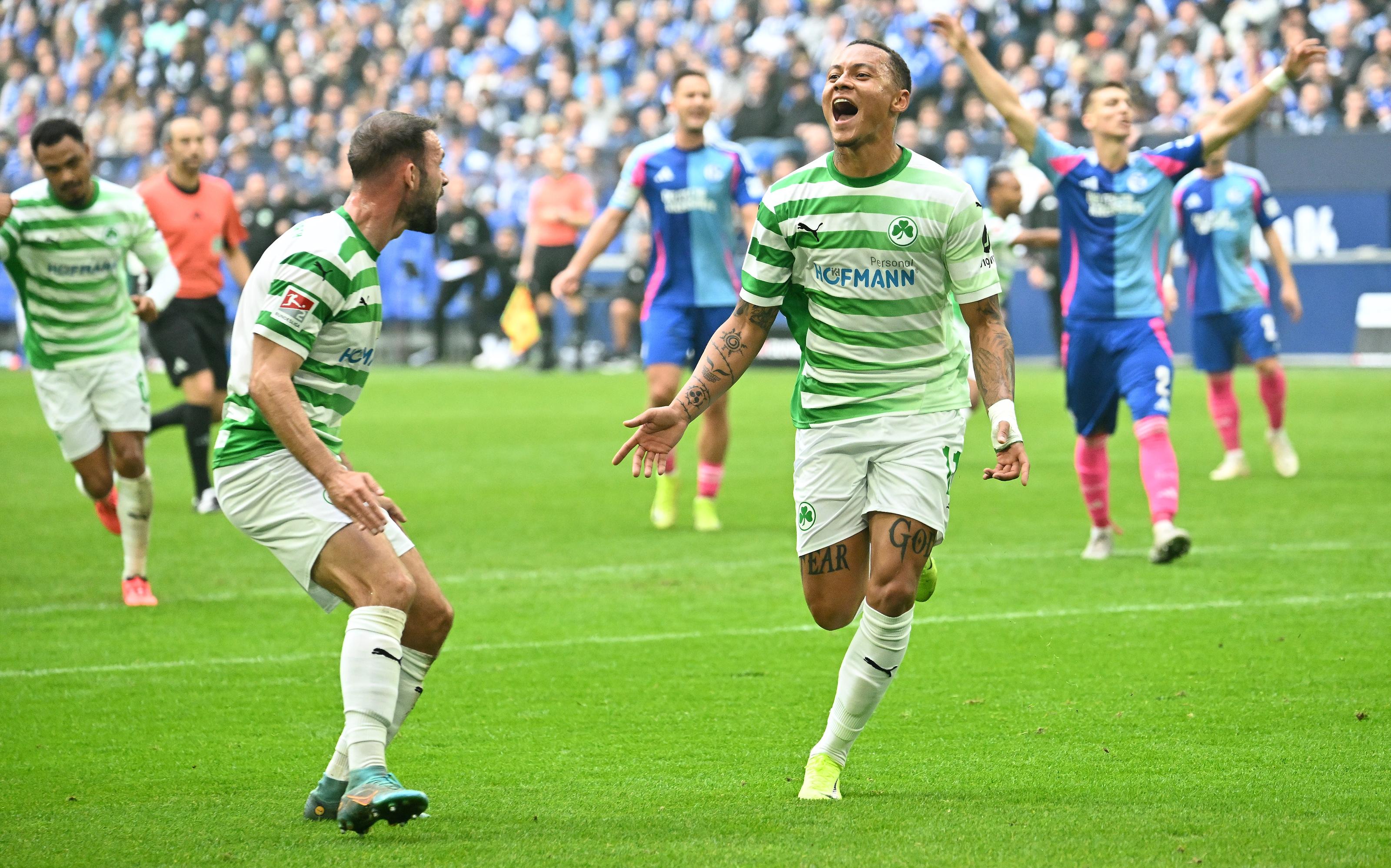 Roberto Massimo bejubelt seinen Treffer für die SpVgg Greuther Fürth. 