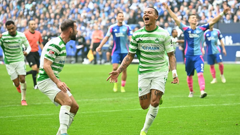 Roberto Massimo bejubelt seinen Treffer für die SpVgg Greuther Fürth. | Bild: picture alliance / Sportfoto Zink / Wolfgang Zink | Sportfoto Zink / Wolfgang Zink Roberto Massimo bejubelt seinen Treffer für die SpVgg Greuther Fürth.