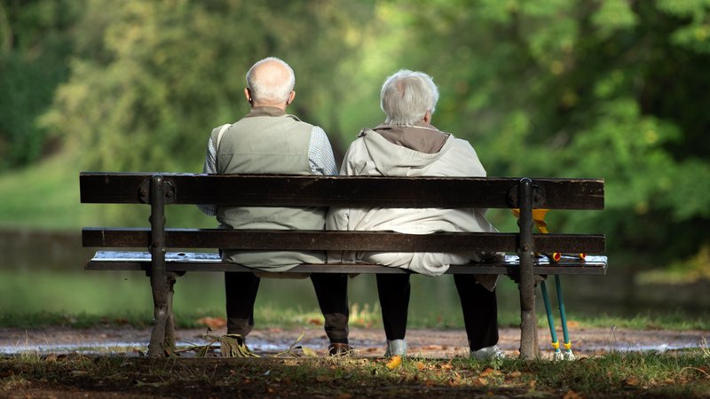 Zwei Rentner auf einer Bank (Archiv- und Symbolbild) | Bild: picture alliance/dpa/dpa-Zentralbild| Sebastian Kahnert Zwei Rentner auf einer Bank (Archiv- und Symbolbild)