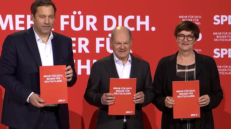 Lars Klingbeil, Olaf Scholz und Saskia Esken bei der Vorstellung des Entwurfs für das SPD- Wahlprogramm für die Bundestagswahl 2025. | Bild: BR Lars Klingbeil, Olaf Scholz und Saskia Esken bei der Vorstellung des Entwurfs für das SPD- Wahlprogramm für die Bundestagswahl 2025.