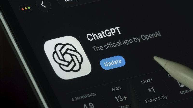 ChatGPT-App auf einem mobilen Endgerät | Bild: picture alliance / imageBROKER | Mojahid Mottakin ChatGPT-App auf einem mobilen Endgerät