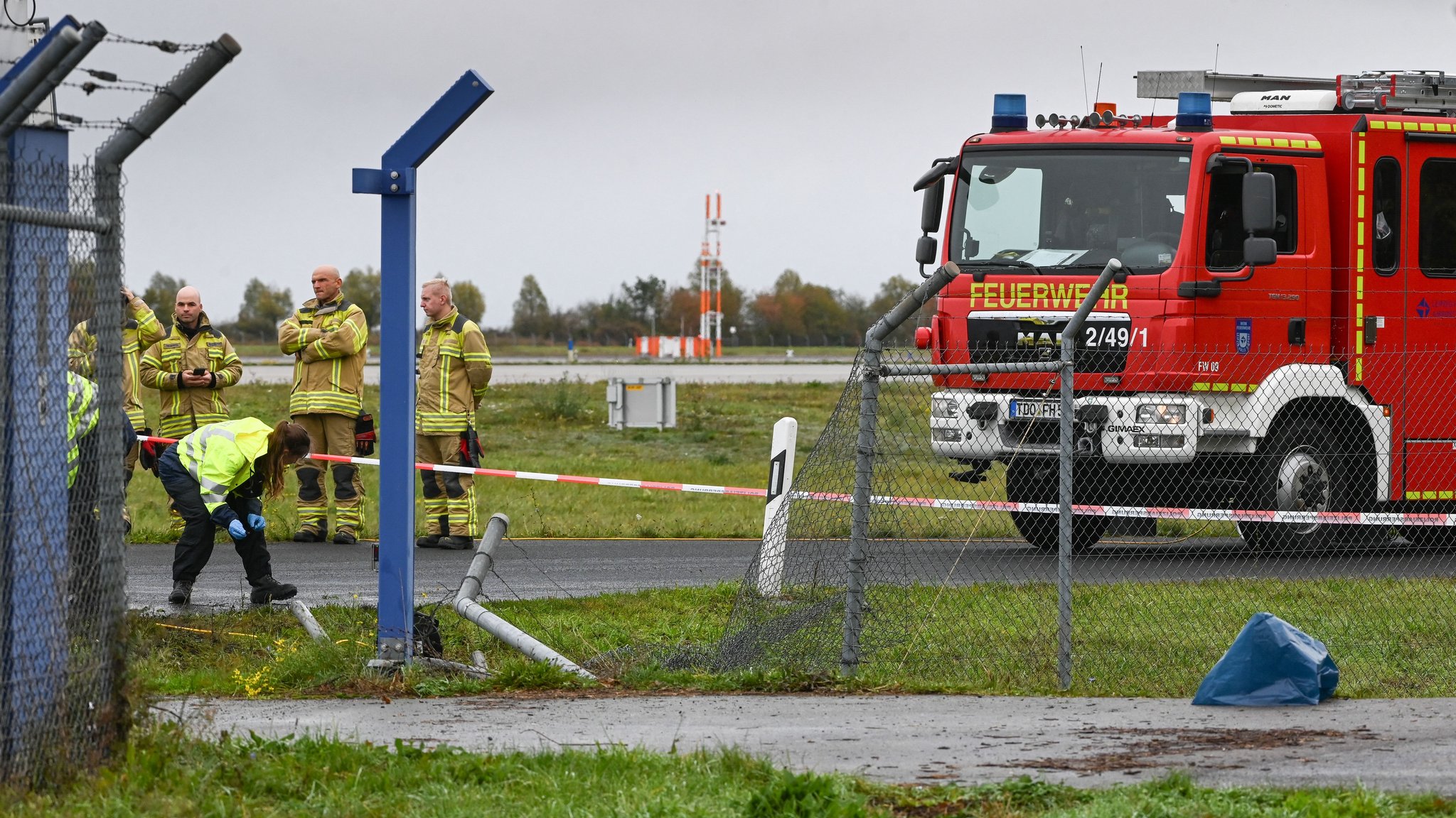 18.10.2026, Sachsen, Schkeuditz: Das durchbrochene Zaunelement an der Zufahrt zum Flugplatzgelände ist zu sehen. Die Polizei ermittelt nach einem erneuten Sicherheitsvorfall am Flughafen Leipzig/Halle an der Landebahn Nord. Foto: Heiko Rebsch/dpa +++ dpa-Bildfunk +++