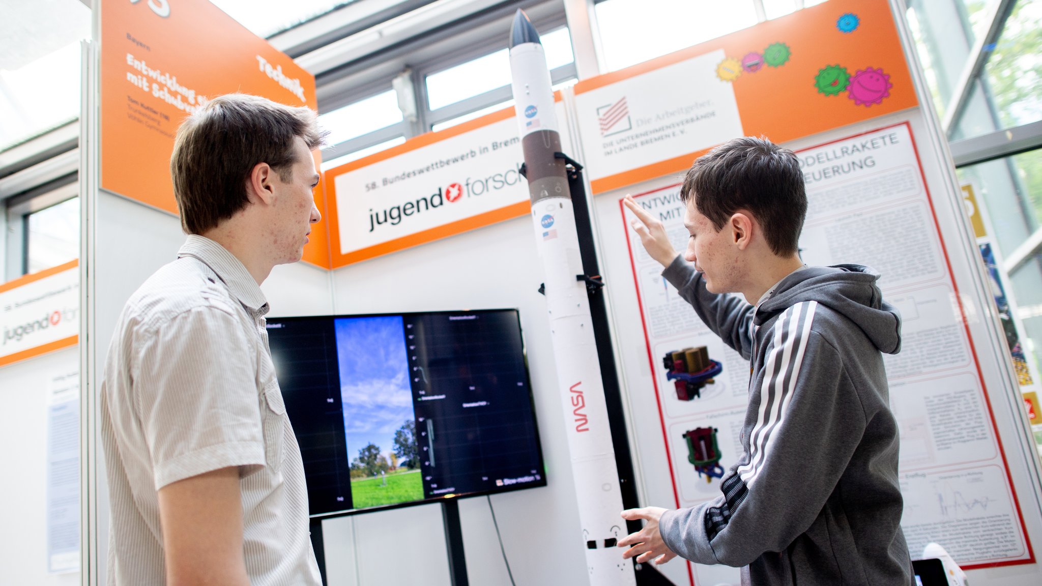 Teilnehmer Tom Kuttler (r) aus Memmingen zeigt Jann Sander an seinem Stand beim Wettbewerb „Jugend forscht“ seine Modellrakete mit Schubvektorsteuerung. Beim 58. Bundeswettbewerb von „Jugend forscht“ in Bremen werden die besten Projekte aus den Bereichen Mathematik, Naturwissenschaften und Technik ausgezeichnet. Mehr als 170 Talente aus ganz Deutschland haben in der VB-Arena in Bremen ihre Forschungsarbeiten der Jury vorgestellt.