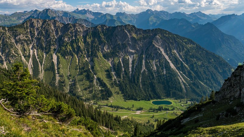 Entschenkopf, Rubihorn und der Gaisalpsee in den Allgäuer Hochalpen | Bild: picture alliance / Zoonar / Michael Pedrotti Entschenkopf, Rubihorn und der Gaisalpsee in den Allgäuer Hochalpen