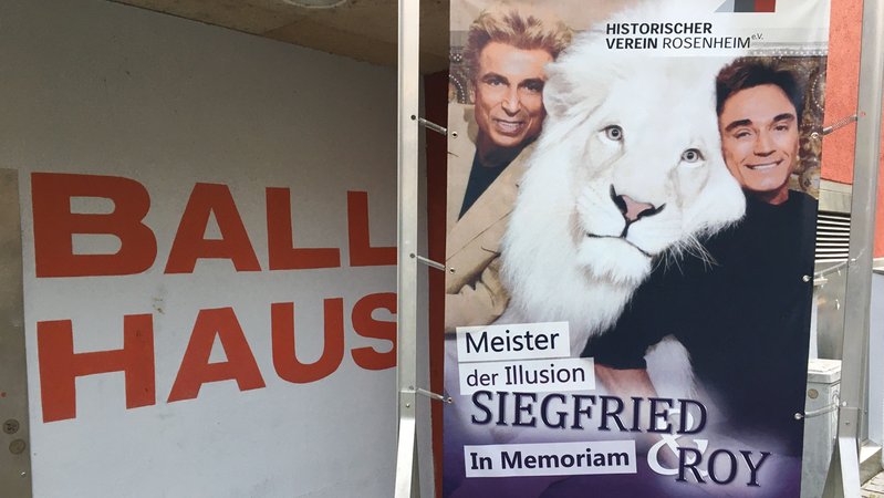 Siegfrid und Roy mit einem ihrer weißen Löwen auf einem Plakat
