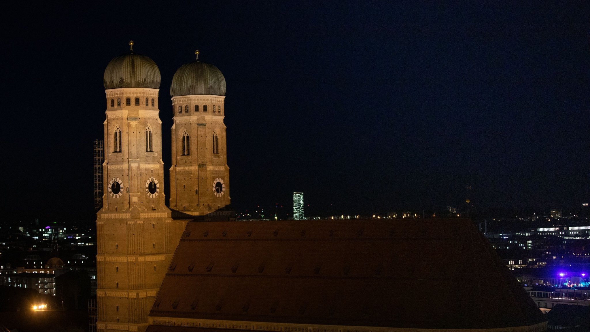 (Symbolbild) Blick auf die Münchner Frauenkirche bei Nacht. | Bild: BR/Leon Baatz (Symbolbild) Blick auf die Münchner Frauenkirche bei Nacht.