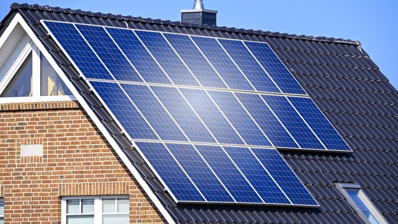 Hausdach mit Solarpanels | Bild: picture alliance / Christian Ohde Hausdach mit Solarpanels