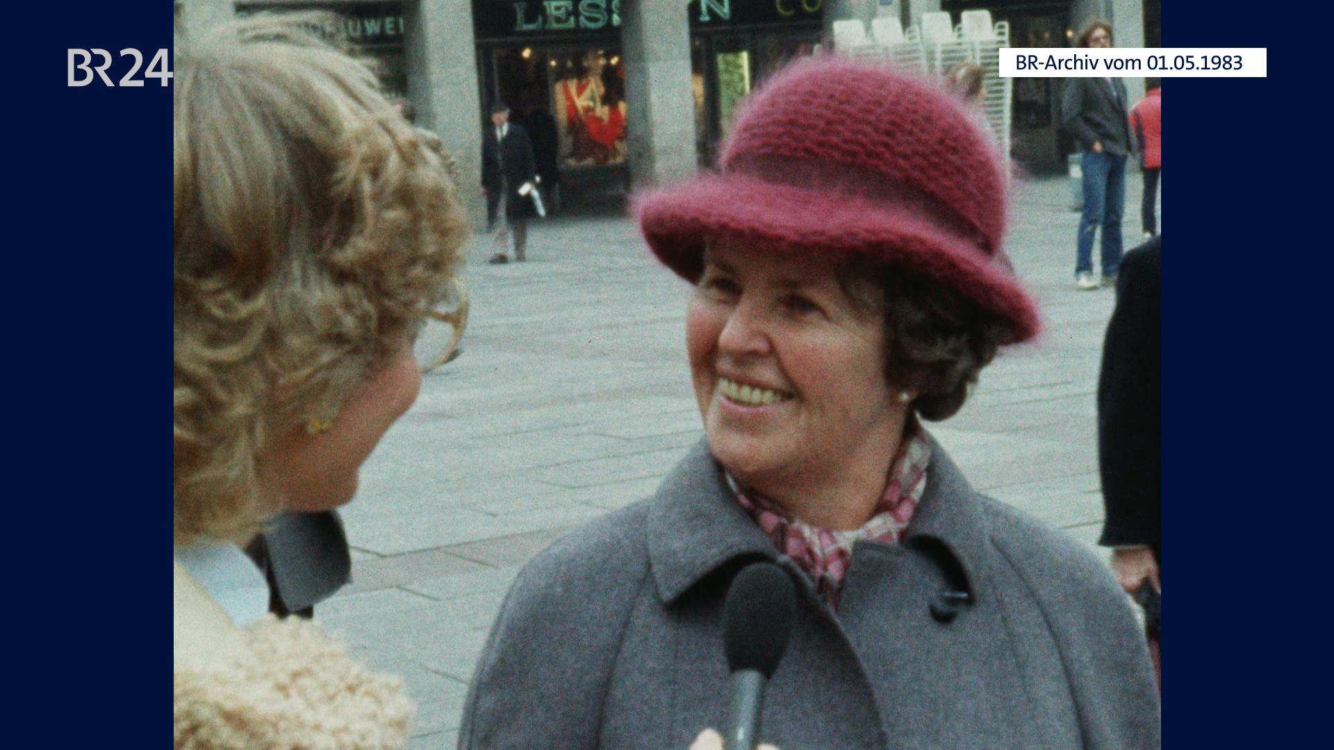 Frau mit Hut im Interview