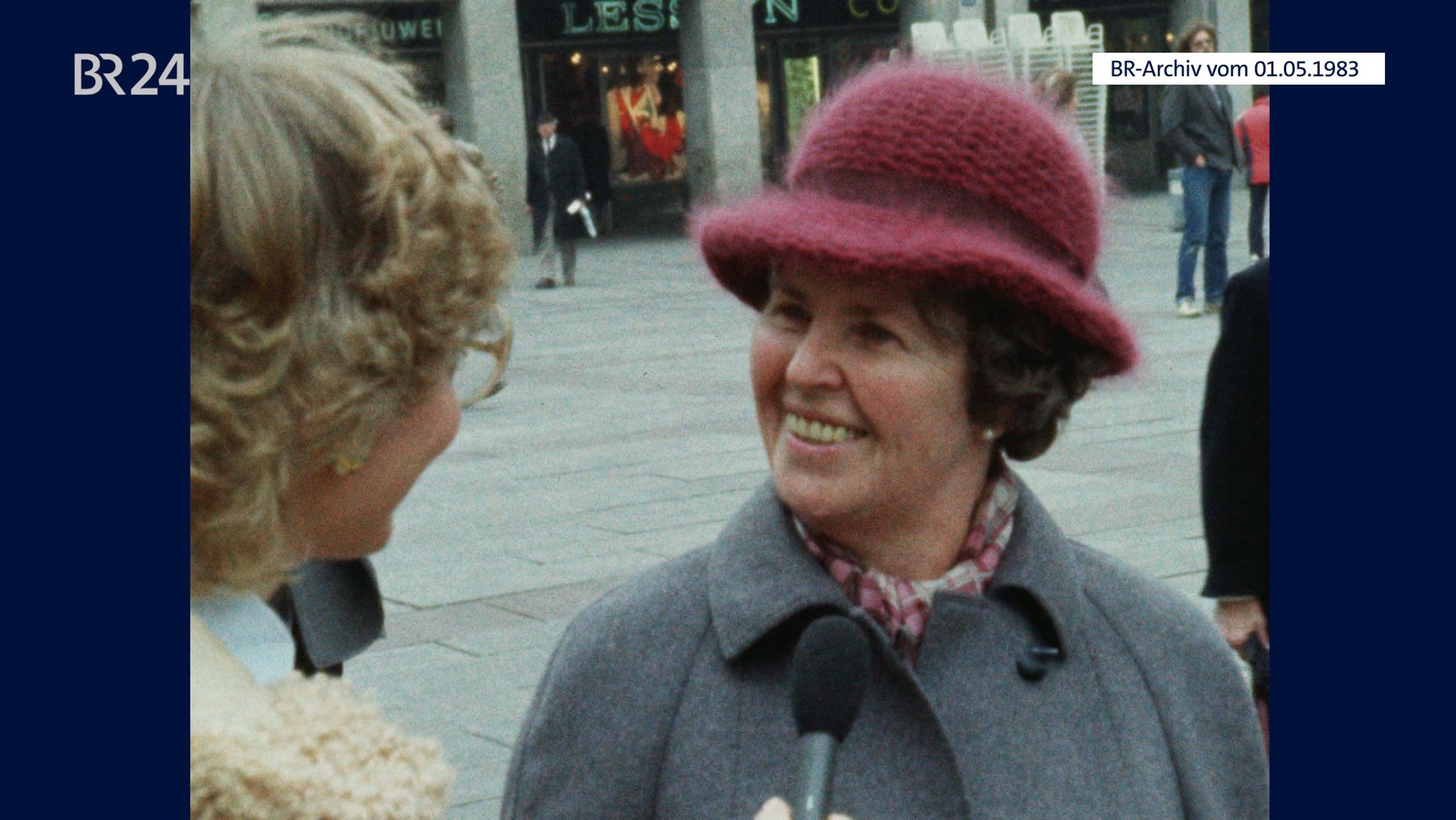 Frau mit Hut im Interview